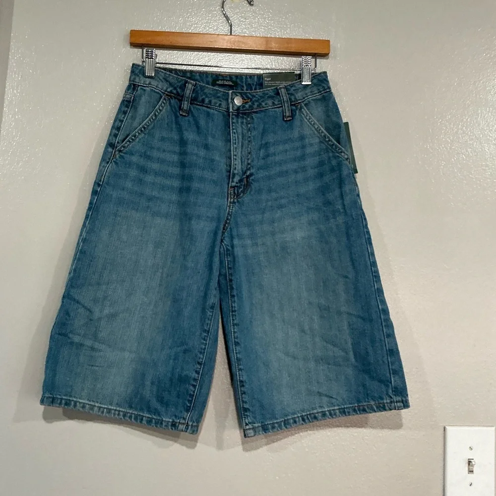 Women’s Low Rise Baggy Denim Skate Shorts Light Wash. 00